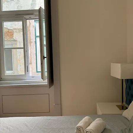 Double With Private Wc In Shared House In Downtown ליסבון
