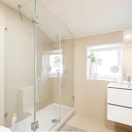 Double With Private Wc In Shared House In Downtown ליסבון