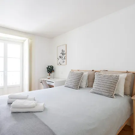 Double With Private Wc In Shared House In Downtown 民宿 Lisboa